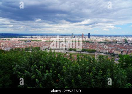 LIONE, FRANCIA - 4 LUGLIO 2024 - Vista panoramica del centro di Lione vista dalla Basilica di Notre Dame di Fourvière. Foto Stock