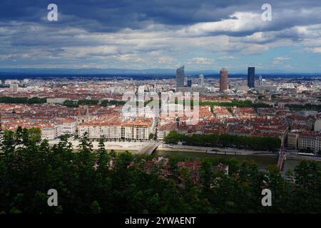 LIONE, FRANCIA - 4 LUGLIO 2024 - Vista panoramica del centro di Lione vista dalla Basilica di Notre Dame di Fourvière. Foto Stock