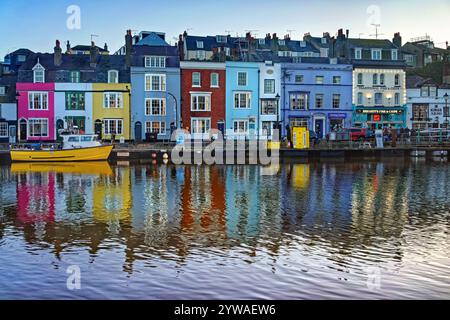 UK, Dorset, Weymouth, Old Harbour su Trinity Road dopo il tramonto. Foto Stock