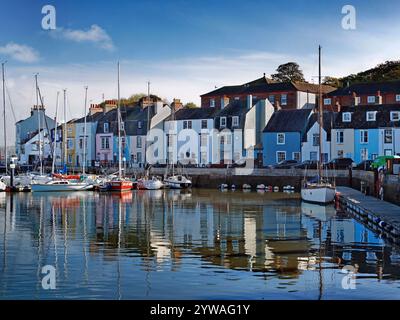 Regno Unito, Dorset, Weymouth, Old Harbour a Cove Row e Nothe Parade. Foto Stock