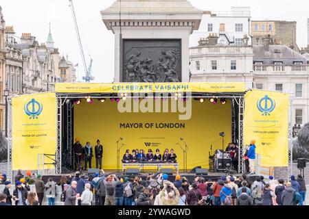 Gli allievi dell'Accademia di Atam si esibiscono al Vaisakhi Festival in Trafalgar Square, l'evento che celebra la cultura Sikh e la tradizione primaverile Foto Stock