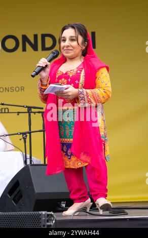 Shani Dhanda ospita il Vaisakhi Festival che si tiene in Trafalgar Square, l'evento che celebra la tradizionale vendemmia primaverile nel calendario Sikh. Foto Stock