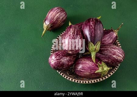 Melanzane in strisce. Cibo vegetale. Ciotola di melanzane viola spelata Foto Stock