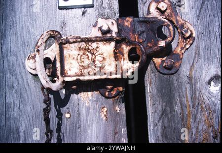 vista ravvicinata della capsula arrugginita sulla porta di legno intemprata Foto Stock