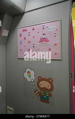 OSAKA, GIAPPONE - 9 novembre 2024 - Vista della livrea speciale Hello Kitty Shinkansen, un treno ad alta velocità che opera sulla linea Sanyo tra Osaka e H. Foto Stock