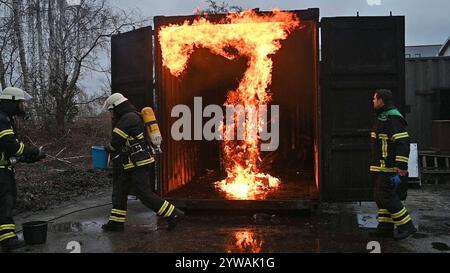 AM Dienstagnachmittag führte die Feuerwehr Hamburg eindrucksvoll vor Augen, wie schnell ein brennender Weihnachtsbaum oder ein Adventsgesteck zur Gefahr werden kann. Dabei Beamte des Trainingszentrums und Lehrgangsteilnehmer ein Wohnzimmer in einen Überseecontainer. Schon kurze Zeit, nach dem Anzünden des Baumes standen bereits Die Coach und der Wohnzimmertisch in Flammen. Dichter schwarzer Brandrauch drang aus dem fiktiven Wohnraum. DAS Löschen mit einem Eimer Wasser oder haushaltsüblichen Kleinlöschern zu diesem Zeitpunkt bereits unmöglich, wie der test simulierte. In der Entstehung des Feue Foto Stock
