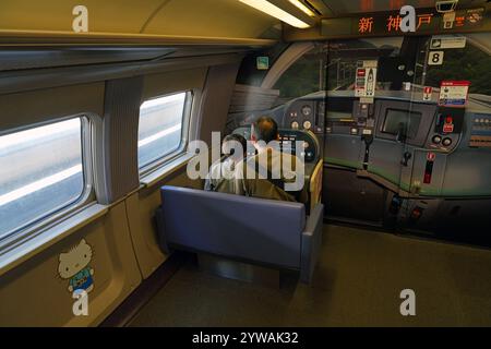 OSAKA, GIAPPONE - 9 novembre 2024 - Vista della livrea speciale Hello Kitty Shinkansen, un treno ad alta velocità che opera sulla linea Sanyo tra Osaka e H. Foto Stock