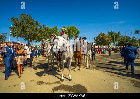 Panorama panoramico di Siviglia della Fiera di aprile con equitazione e intrattenimento. Festival del patrimonio culturale spagnolo a Siviglia, in Spagna, conosciuto come Sevilla Feria Foto Stock