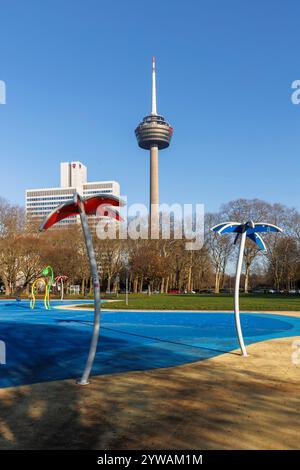 Parco giochi acquatico vicino a via Venloer nel parco Innerer Gruenguertel, torre della televisione Colonius, Colonia, Germania. Wasserspielplatz nahe Venloer Strasse in d Foto Stock