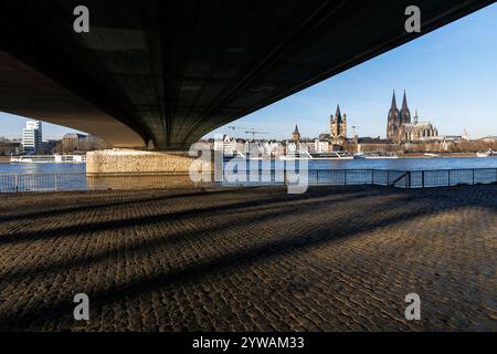 Vista da sotto il ponte Deutz sul Reno fino alla chiesa di San Martino e alla cattedrale di Colonia, Germania. Blick von unterhalb der Deutzer BR Foto Stock