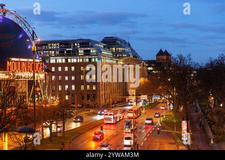 Vista dell'edificio per uffici "Neue Direktion" in via Konrad-Adenauer-Ufer, sede centrale dell'Agenzia europea per la sicurezza aerea (AESA), sulla sinistra Foto Stock