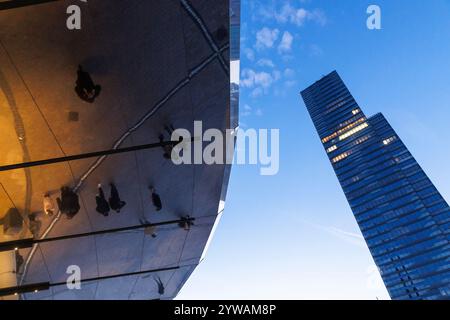 La Torre di Colonia al Mediapark, i visitatori del cinema Cinedom si riflettono nella tettoia di Colonia, Germania. Der Koelnturm im Mediapark, B. Foto Stock