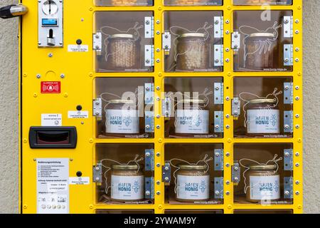 Distributore automatico di miele in una casa nel porto di Deutz, Colonia, Germania. Honigautomat an einem Haus im Deutzer Hafen, Koeln, Deutschland. Foto Stock