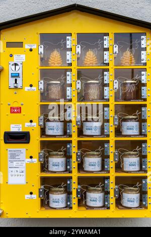 Distributore automatico di miele in una casa nel porto di Deutz, Colonia, Germania. Honigautomat an einem Haus im Deutzer Hafen, Koeln, Deutschland. Foto Stock