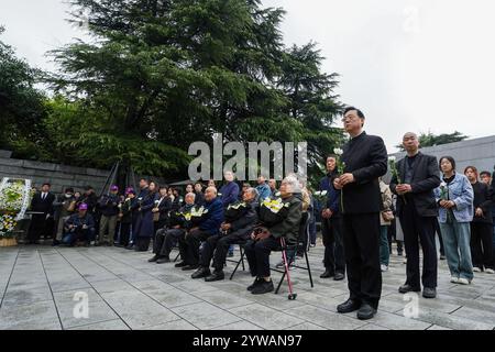 (241210) -- NANJING, 10 dicembre 2024 (Xinhua) -- questa foto scattata il 3 aprile 2024 mostra ai Yiying (2° R, fronte), sopravvissuto al massacro di Nanchino, che partecipa a una cerimonia commemorativa presso la sala commemorativa delle vittime nel massacro di Nanchino degli invasori giapponesi, a Nanchino, nella provincia cinese orientale di Jiangsu, al Festival di Qingming, o al giorno della spazzatura delle tombe, un tradizionale festa cinese che rende omaggio ai morti e ai loro antenati. Per molti anni, è stata una routine annuale per ai Yiying piangere i suoi parenti persi nella sala commemorativa delle vittime nel massacro di Nanchino Foto Stock