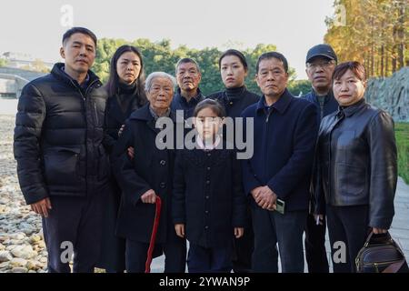 (241210) -- NANJING, 10 dicembre 2024 (Xinhua) -- ai Yiying (3° L), sopravvissuto al massacro di Nanchino, partecipa alla commemorazione familiare per le vittime del massacro di Nanchino a Nanchino, nella provincia di Jiangsu, Cina orientale, 1° dicembre 2024. Per molti anni, è stata una routine annuale per ai Yiying piangere i suoi parenti persi nella sala commemorativa delle vittime nel massacro di Nanchino degli invasori giapponesi. Ai Yiying era una bambina quando la città di Nanchino fu invasa dall'esercito giapponese nel dicembre 1937. Il padre di ai, gli zii e i cugini furono portati via dalla loro casa e uccisi dai soldati giapponesi. Il resto di Foto Stock