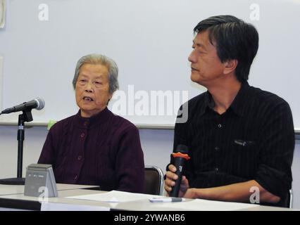 (241210) -- NANJING, 10 dicembre 2024 (Xinhua) -- questa foto scattata il 7 dicembre 2014 mostra ai Yiying, una sopravvissuta al massacro di Nanchino, che racconta dell'esperienza personale nel massacro di Nanchino quando partecipa a una riunione di testimonianza tenutasi a Osaka, in Giappone. Per molti anni, è stata una routine annuale per ai Yiying piangere i suoi parenti persi nella sala commemorativa delle vittime nel massacro di Nanchino degli invasori giapponesi. Ai Yiying era una bambina quando la città di Nanchino fu invasa dall'esercito giapponese nel dicembre 1937. Il padre di ai, gli zii e i cugini furono portati via dalla loro casa e uccisi dai Jap Foto Stock