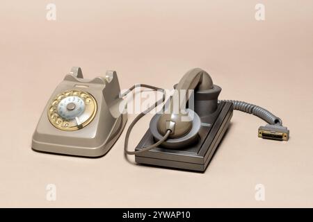 Pavia, Lombardia, Italia - 12 ottobre 2024: Accoppiatore acustico Olivetti MC10 e telefono rotante Italy SIP al Museo Ctrl+Alt. Solo Telco monopolista consentito Foto Stock