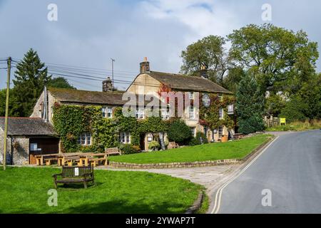 Lister Arms Hotel a Malham nel centro del pittoresco villaggio North Yorkshire Dales di Malham, Regno Unito Foto Stock