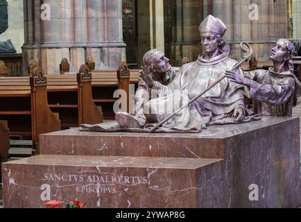 Praga, Repubblica Ceca, Cechia. Statua dei Santi Vojtech (Adalberto), Radim Gaudentius e Radla, Cattedrale di San Vito. Foto Stock