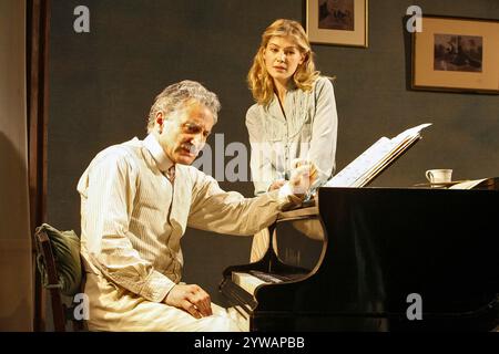 Henry Goodman (Leos Janacek), Rosamund Pike (Anezka Ungrova) nelle ESIBIZIONI di Brian Friel al Wiltonâ€™s Music Hall, Londra E1 04/07/2006 design: Liz Cooke illuminazione: Hans Jorg Schmidt regista: Lou Stein Foto Stock