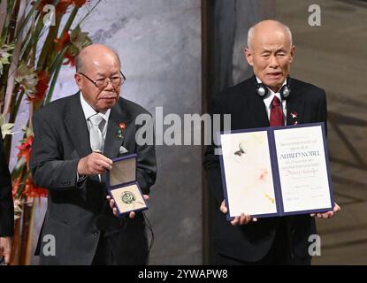 Oslo, Norvegia. 10 dicembre 2024. Il rappresentante Shigemitsu Tanaka detiene la medaglia mentre Toshiyuki Mimaki detiene il certificato per il premio Nobel per la pace nel 2024 Nihon Hidankyo, un movimento popolare giapponese di sopravvissuti alle bombe atomiche di Hiroshima e Nagasaki, alla cerimonia di premiazione del premio Nobel a Oslo, Norvegia. Foto di Paul Treadway/UPI credito: UPI/Alamy Live News Foto Stock