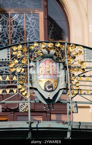 Municipio, il più bell'esempio di architettura Art Nouveau di Praga. Medaglione che mostra un castello a tre torri, il simbolo di Praga. Praga, Cechia. Foto Stock