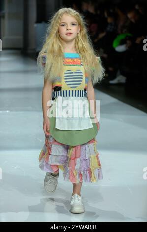 Toronto, ON, Canada - 7 dicembre 2024: Una modella cammina sulla passerella della collezione IANI durante la sfilata di moda Toronto Kids Fashion Week. Foto Stock