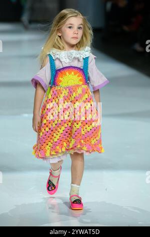 Toronto, ON, Canada - 7 dicembre 2024: Una modella cammina sulla passerella della collezione IANI durante la sfilata di moda Toronto Kids Fashion Week. Foto Stock