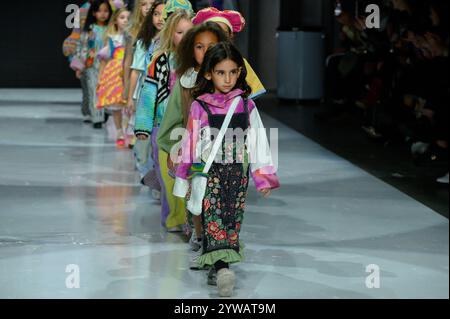 Toronto, ON, Canada - 7 dicembre 2024: Una modella cammina sulla passerella della collezione IANI durante la sfilata di moda Toronto Kids Fashion Week. Foto Stock