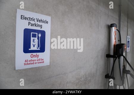 Parcheggio per veicoli elettrici, insegna solo presso una stazione di ricarica per veicoli elettrici ad Ann Arbor, Michigan USA Foto Stock