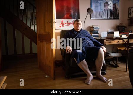 James Philpot, capo del quartiere locale, osserva sulla strada che asma Fawaz al-Assad, i genitori della First Lady of Syria Fawaz e Sahar Akhras vivono. Foto Stock