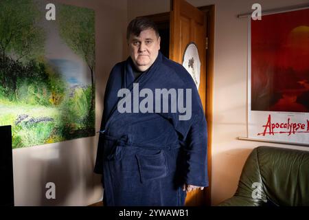 James Philpot, capo del quartiere locale, osserva sulla strada che asma Fawaz al-Assad, i genitori della First Lady of Syria Fawaz e Sahar Akhras vivono. Foto Stock