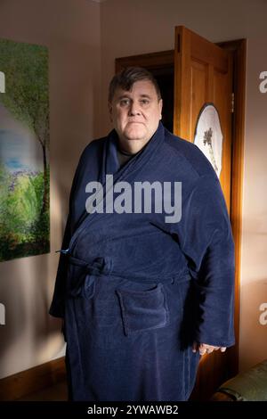 James Philpot, capo del quartiere locale, osserva sulla strada che asma Fawaz al-Assad, i genitori della First Lady of Syria Fawaz e Sahar Akhras vivono. Foto Stock