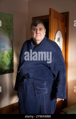 James Philpot, capo del quartiere locale, osserva sulla strada che asma Fawaz al-Assad, i genitori della First Lady of Syria Fawaz e Sahar Akhras vivono. Foto Stock