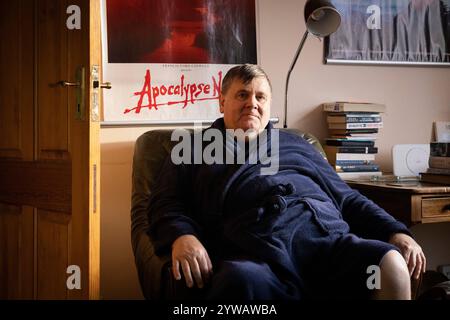 James Philpot, capo del quartiere locale, osserva sulla strada che asma Fawaz al-Assad, i genitori della First Lady of Syria Fawaz e Sahar Akhras vivono. Foto Stock