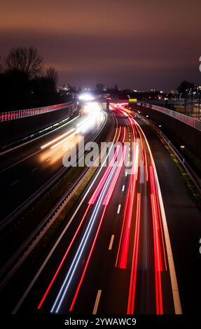 Amburgo, Germania. 10 dicembre 2024. Il traffico nelle ore di punta sull'autostrada federale B75 ad Amburgo-Wilhelmsburg è normale di sera. Credito: Christian Charisius/dpa/Alamy Live News Foto Stock