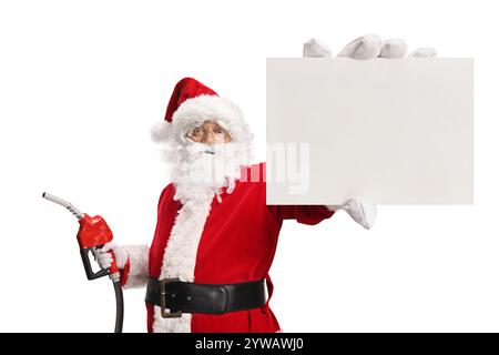 Babbo Natale con una pistola ad iniezione di carburante e una carta bianca isolata su sfondo bianco Foto Stock