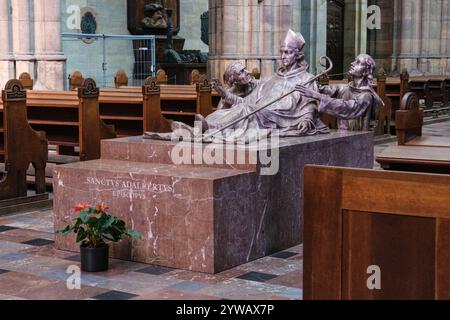 Praga, Repubblica Ceca, Cechia. Statua dei Santi Vojtech (Adalberto), Radim Gaudentius e Radla, Cattedrale di San Vito. Foto Stock
