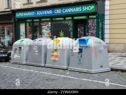 Contenitori riciclabili, Cannabis Shop, Street Scene, Praga, Cechia, Repubblica Ceca. Foto Stock