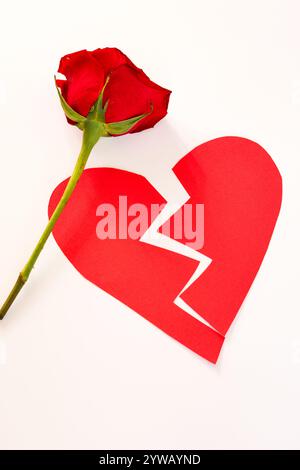 carta rossa spezzata cuore isolato, concetto Foto Stock