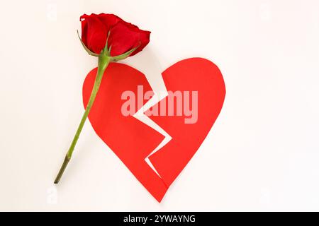 carta rossa spezzata cuore isolato, concetto Foto Stock