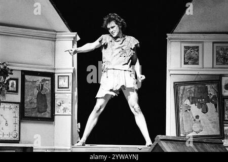 Mark Rylance (Peter Pan) in PETER PAN di J M Barrie alla Royal Shakespeare Company (RSC), Barbican Theatre, Londra EC2 17/12/1983 Set design: John Napier Costumi: Andreane Neofitou illuminazione: David Hersey combattimenti: Malcolm Ranson registi: John Caird & Trevor Nunn Foto Stock