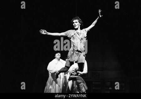 l-r: David Parfitt (John), Mark Rylance (Peter Pan) in PETER PAN di J M Barrie alla Royal Shakespeare Company (RSC), Barbican Theatre, Londra EC2 17/12/1983 scenografia: John Napier costumi: Andreane Neofitou illuminazione: David Hersey combatte: Malcolm Ranson registi: John Caird & Trevor Nunn Foto Stock