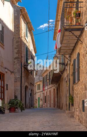 Vicolo nel villaggio di Valldemossa, Mallorca, Spagna Foto Stock