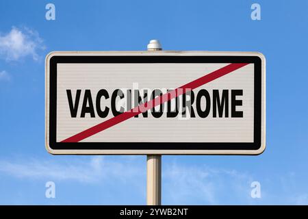 Un cartello francese di uscita della città contro un cielo blu con scritto al centro in francese "Vaccinodrome", che in inglese significa "centro di vaccinazione". Foto Stock