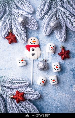 Marshmallow natalizio a forma di pupazzo di neve Foto Stock