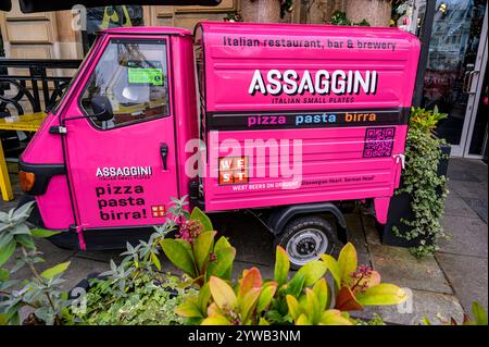 Piaggio Ape van advertising Assaggini Italian Small Plates Restaurant, George Square, Glasgow, Scozia, Regno Unito, Europa Foto Stock