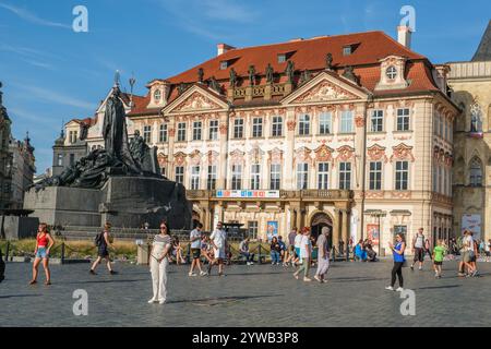 Palazzo Kinsky, Piazza della città Vecchia, Praga, Cechia, Repubblica Ceca. Jan Hus Memorial sulla sinistra. Kinsky Palace sullo sfondo. Foto Stock