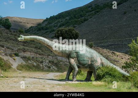 Modello ricreazione reale.size di dinosauro sauropodi in fibra di vetro e cemento al sito paleontologico Valdecevillo, la Rioja, Spagna. Foto Stock